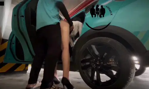 anh-tai-xe-xanh-sm-so-huong-mo-cua-xe-chich-em-khach-nung-ngay-tai-ham-chung-cu