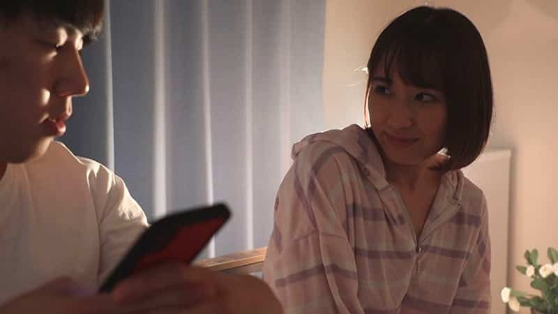 anh-trai-dit-em-gai-khi-bo-me-di-du-lich