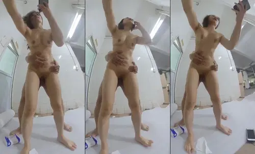 dang-chich-em-trong-nha-kho-cong-ty-thi-chong-em-goi-dien-thoai