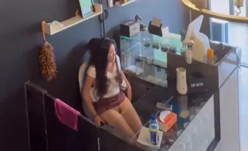 dang-len-lut-chich-quay-thu-ngan-thi-khach-vao-em-phai-rut-ra-voi