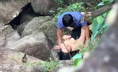 di-du-lich-voi-cong-ty-ma-em-dong-nghiep-len-lut-chich-ben-bo-suoi