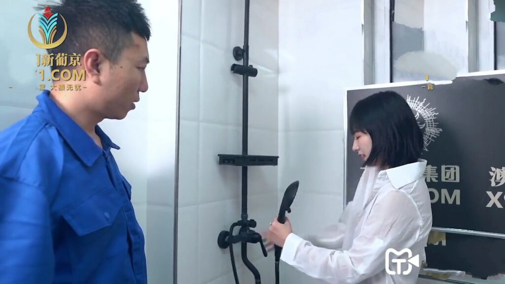 em-chu-nha-xinh-xan-va-anh-tho-sua-ong-nuoc-dam-dang