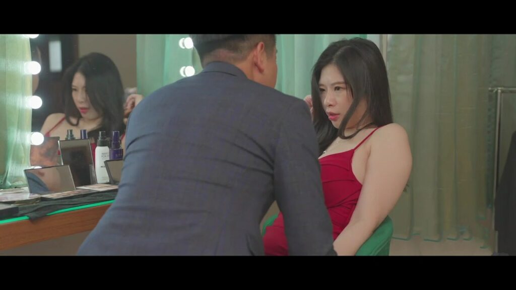 ten-quan-ly-dit-em-ca-si-xinh-dep-trong-hau-truong